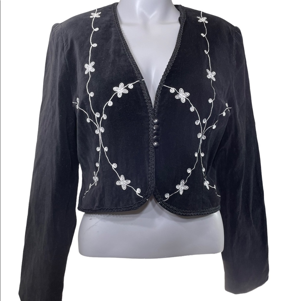 L & D Fashion women’s black velvet cropped (bandolero) blazer size 38/US 8